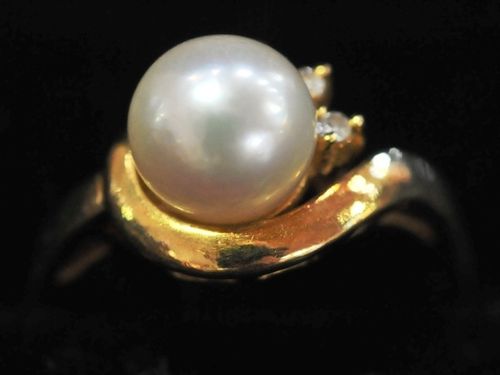 Pearl & Diamond Ring | Period: c1960s | Make: Handmade | Material: 18ct gold, pearl, and diamond